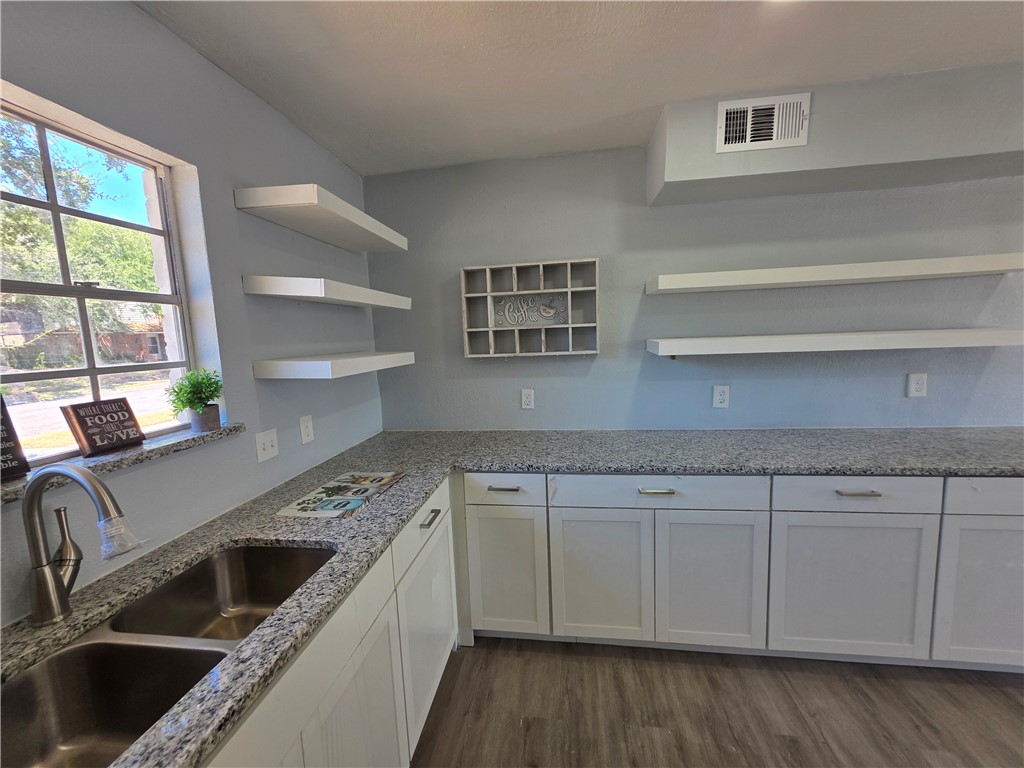 932 Waterview St Property Photo 5