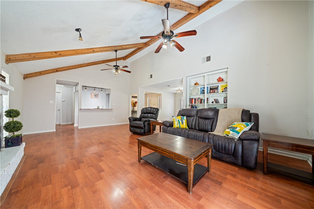 1809 Live Oak Dr Property Photo 4