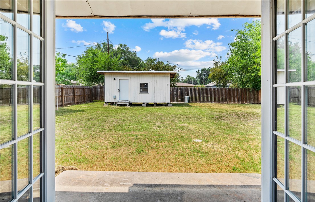 1208 W 2nd St Property Photo 5