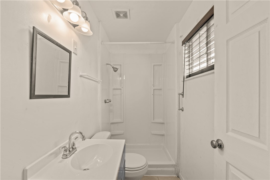 1208 W 2nd St Property Photo 10