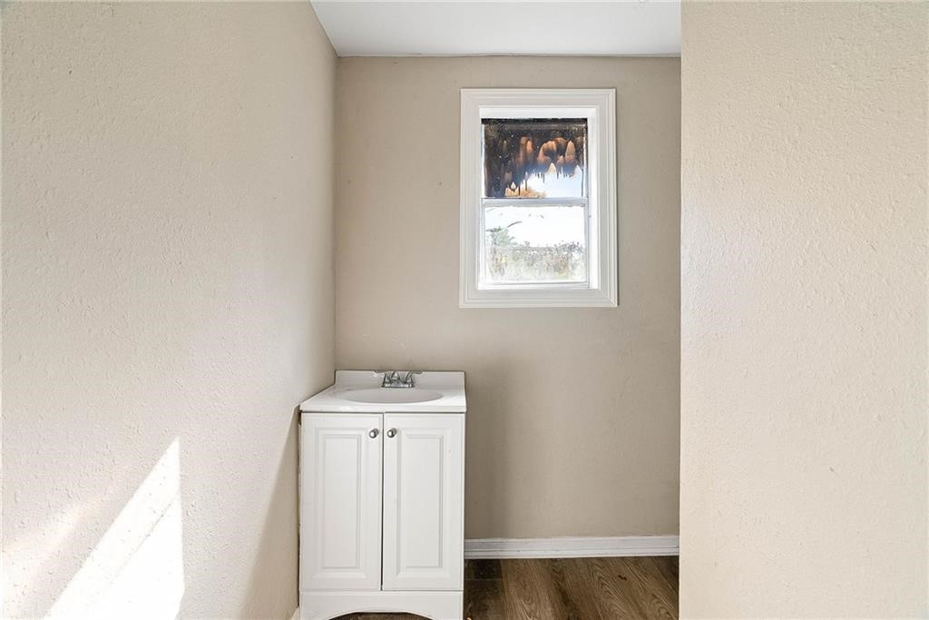 622 Airport B Property Photo 8