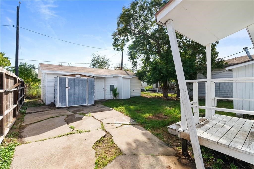 622 Airport B Property Photo 14