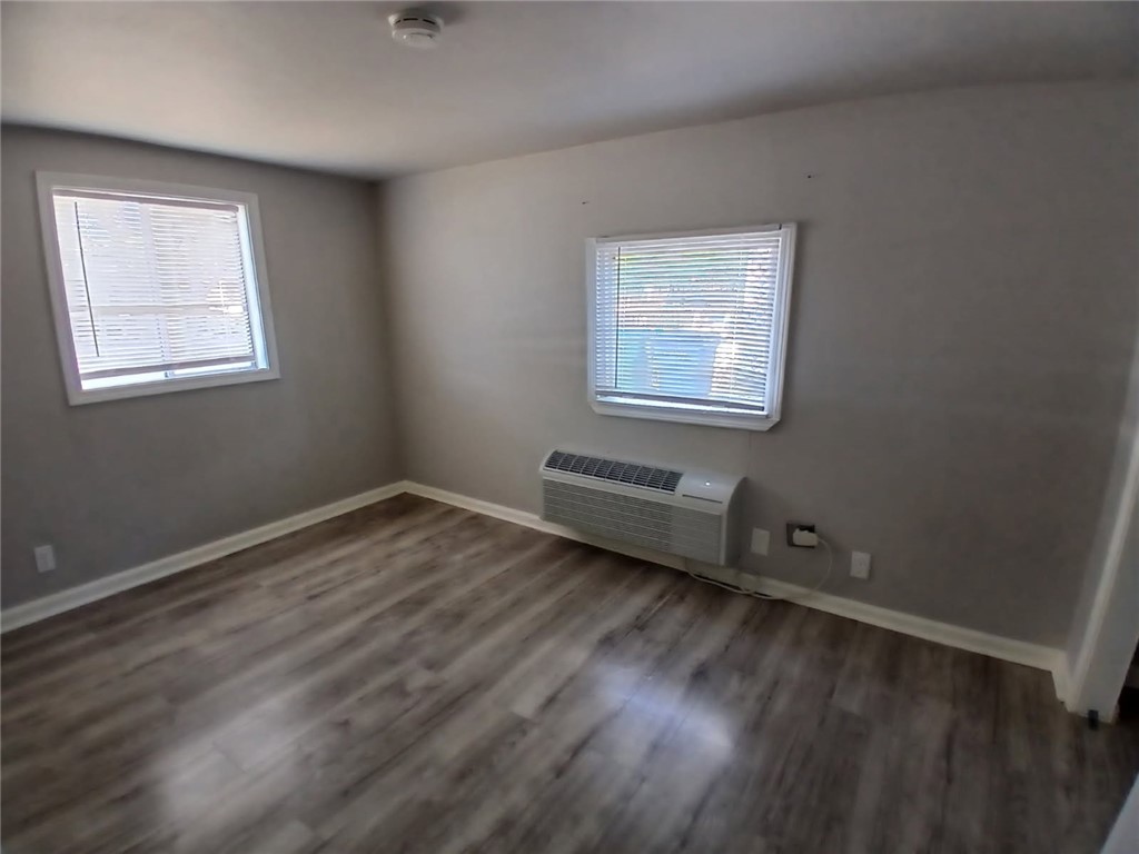 2534 Tarlton St Property Photo 4