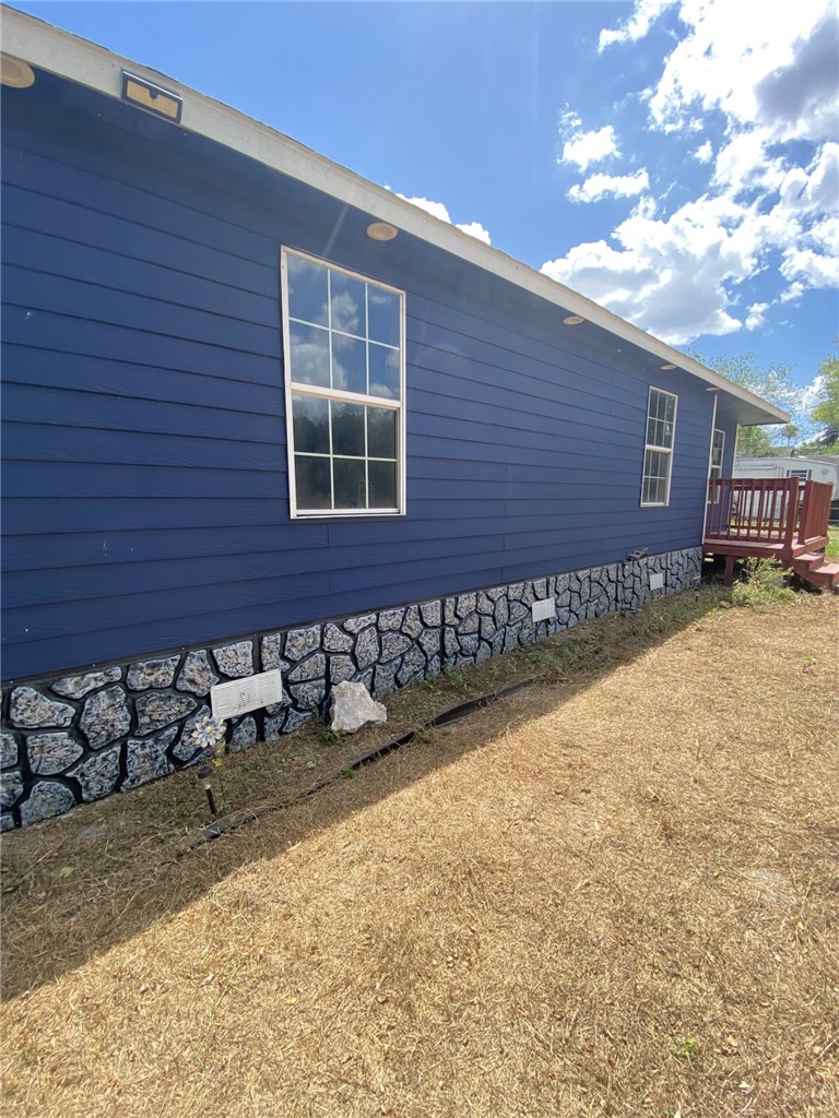 909 Range St Property Photo 2