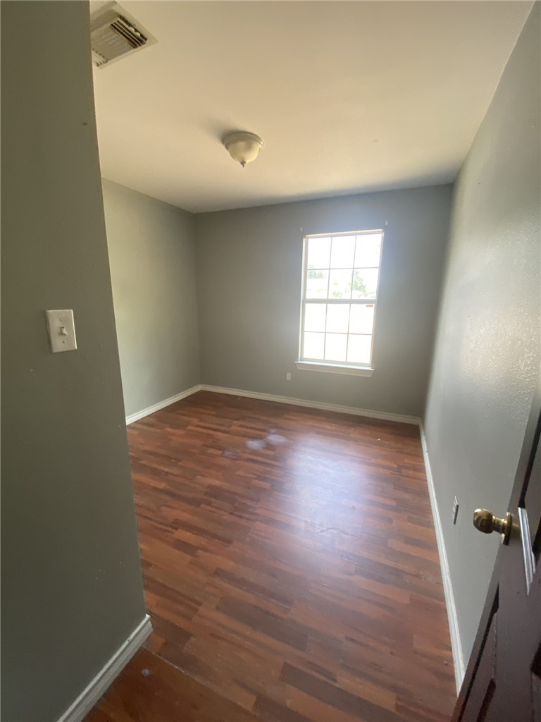 909 Range St Property Photo 8