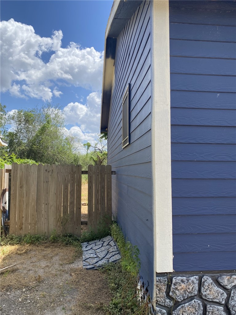 909 Range St Property Photo 13