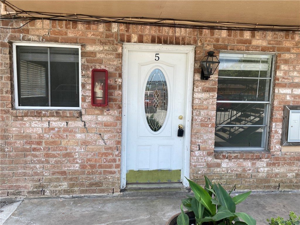 1004 Austin St 5 Property Photo 4