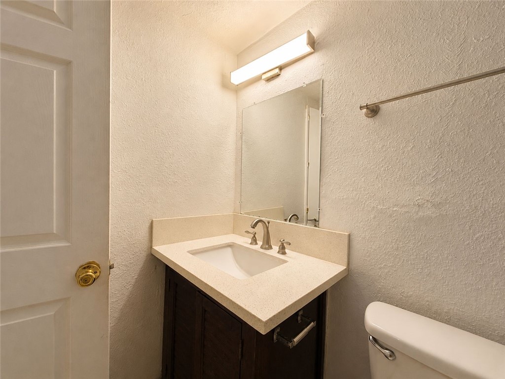 1004 Austin St 5 Property Photo 10