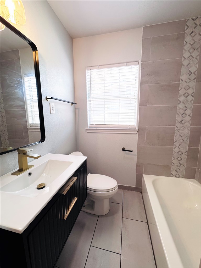 710 Cullen St Property Photo 6