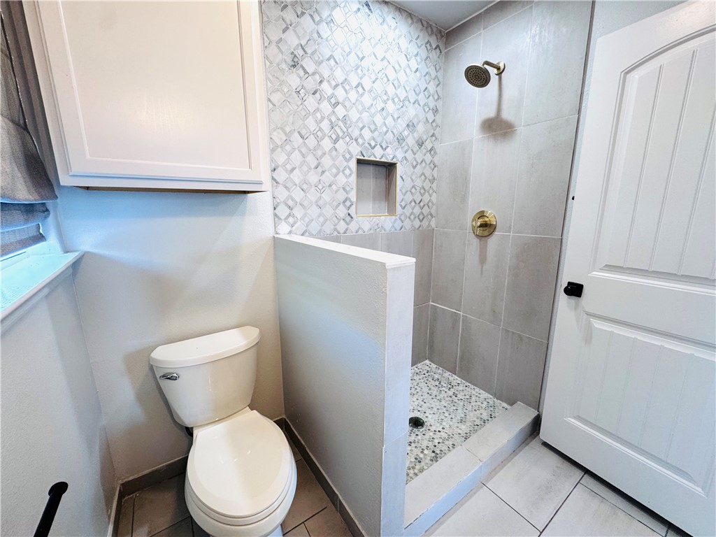710 Cullen St Property Photo 9