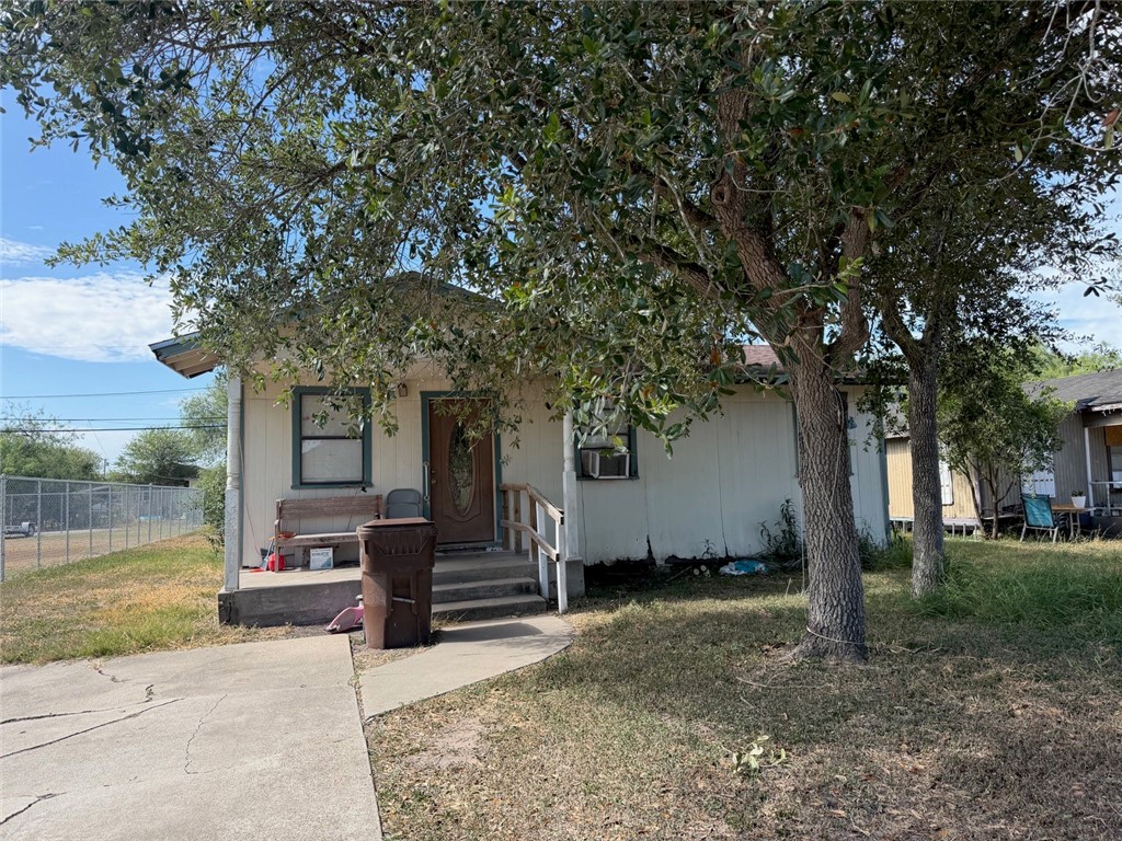 1121 E Avenue A Ave Property Photo 1