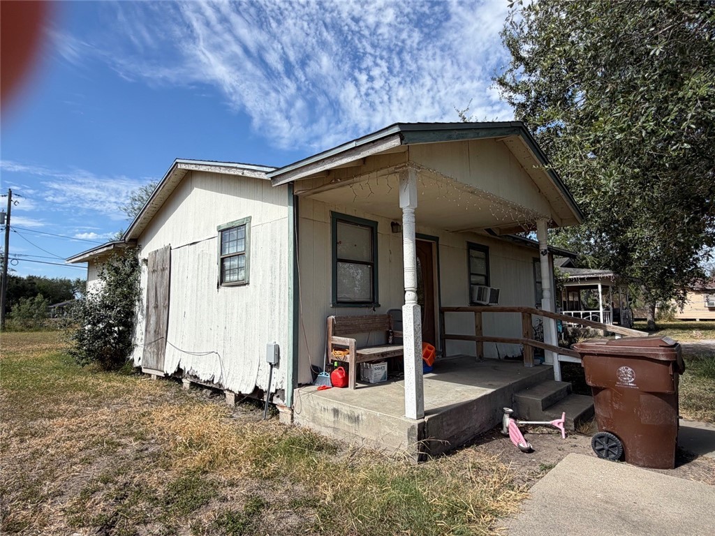 1121 E Avenue A Ave Property Photo 2