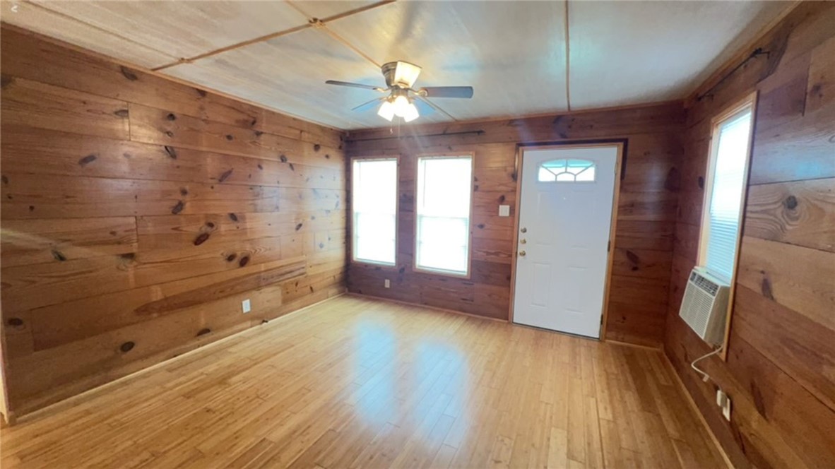 2716 Deer St Property Photo 4