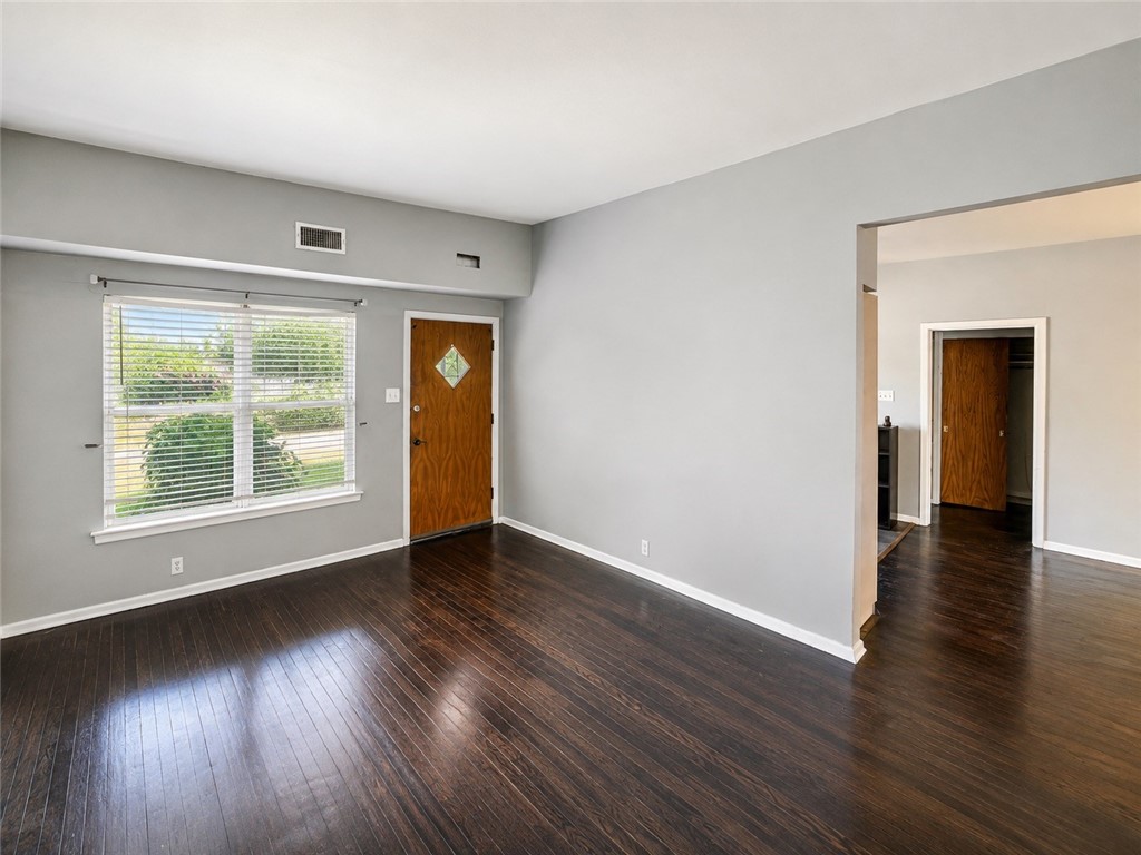 4709 Jarvis St Property Photo 6