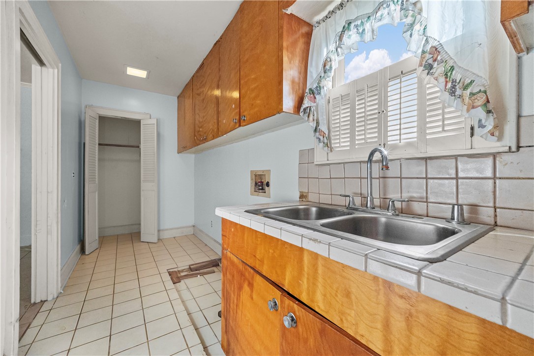 813 E Market Property Photo 13