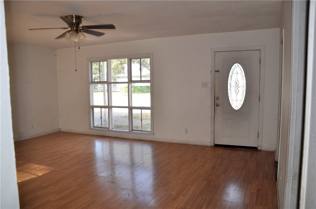 1320 W Circle Dr Property Photo 3