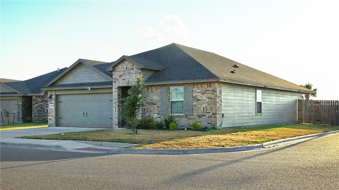 208 Oxford Property Photo 3