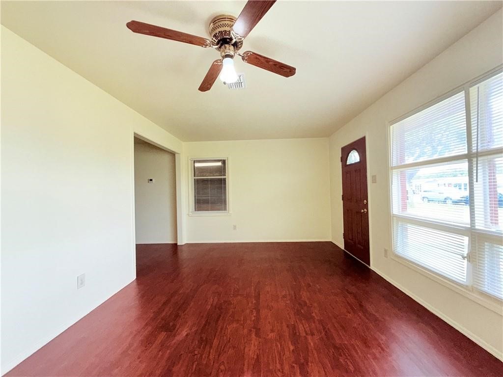 4725 Wynona Dr Property Photo 4