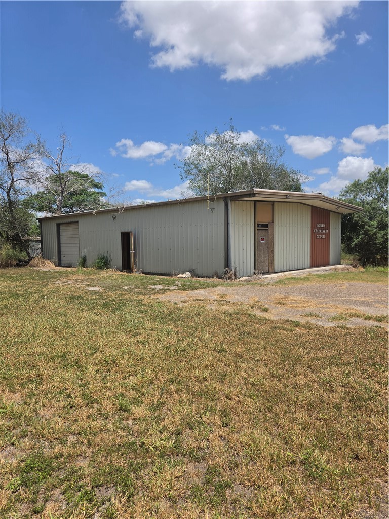 369 Edith Dr Property Photo 3