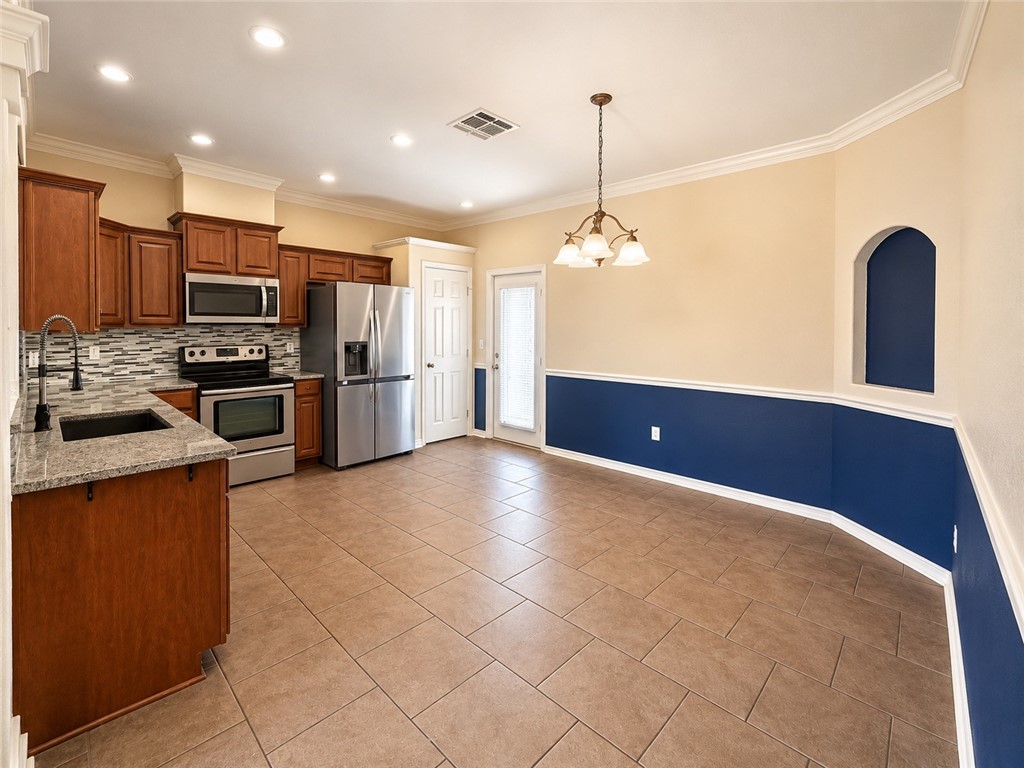 1124 Imperial St Property Photo 5