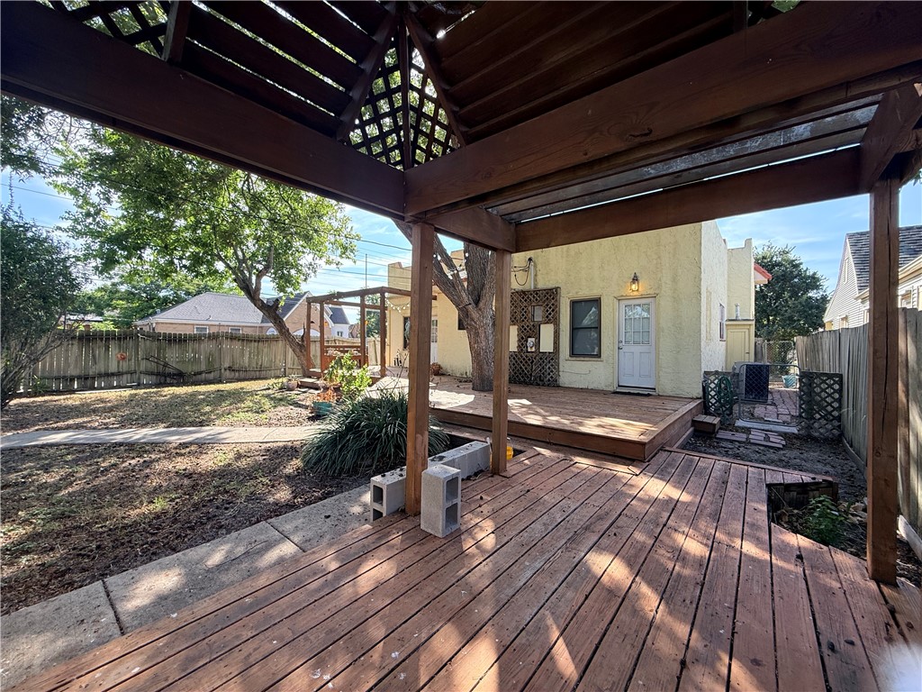 402 Clifford St Property Photo 12