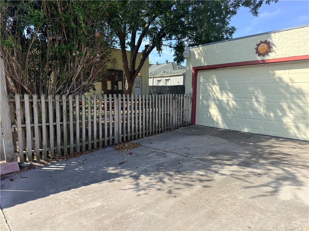 402 Clifford St Property Photo 13