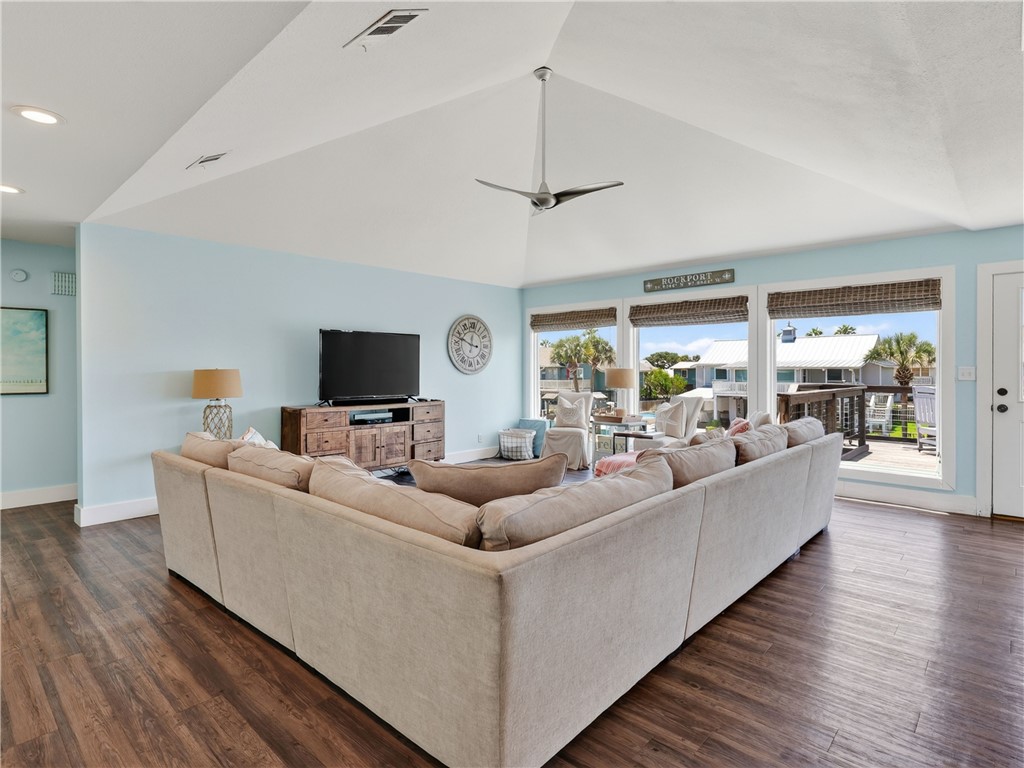20 Flamingo Property Photo 6