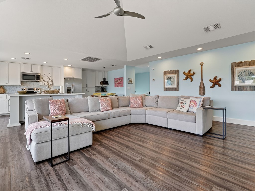20 Flamingo Property Photo 9