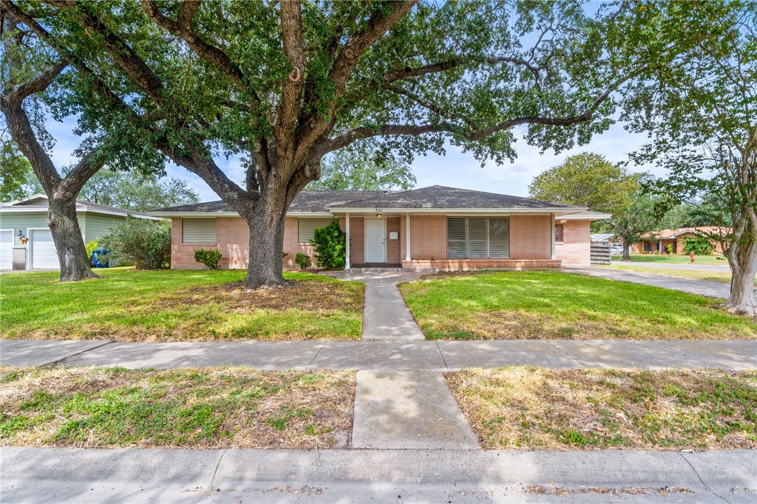 300 Hackberry St Property Photo 1