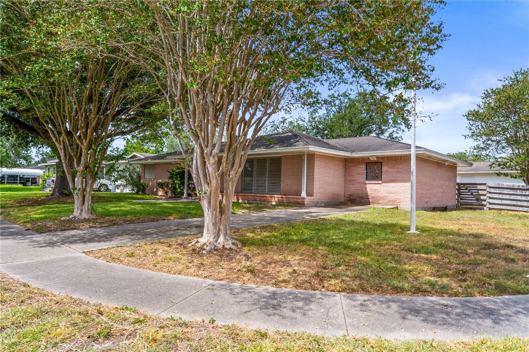 300 Hackberry St Property Photo 2