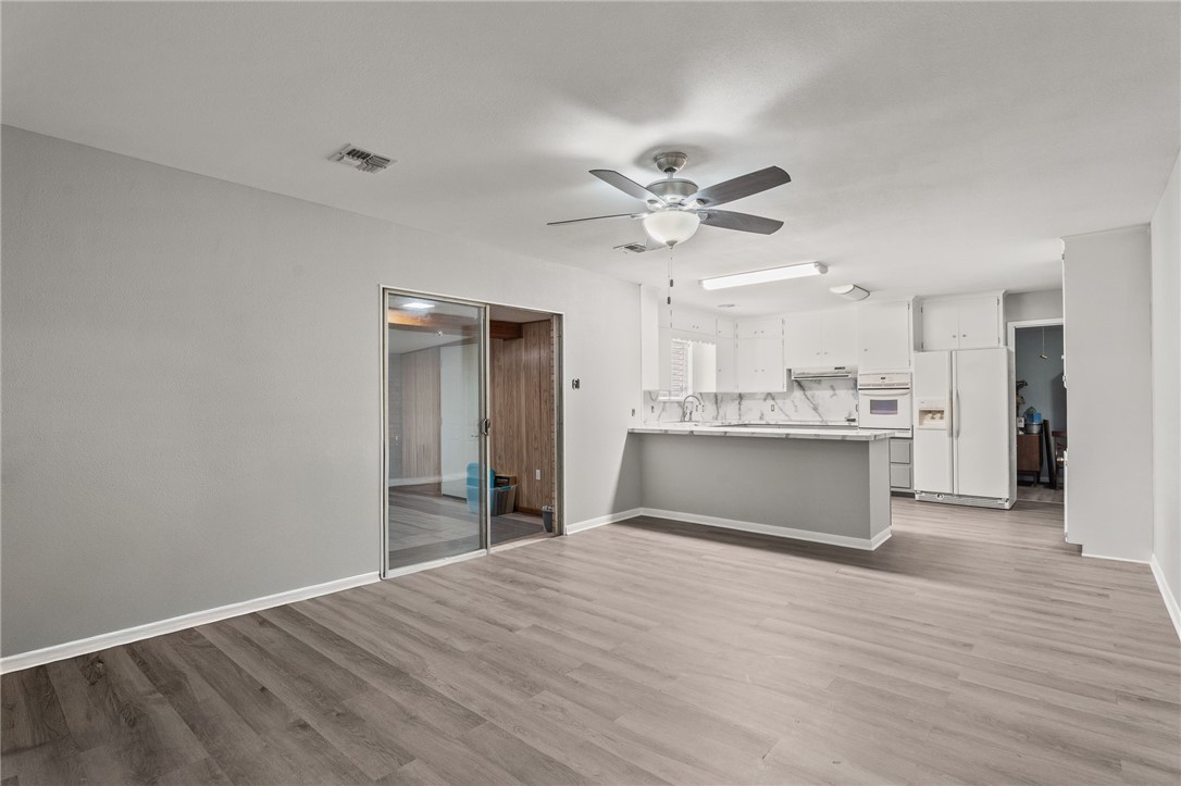 300 Hackberry St Property Photo 3