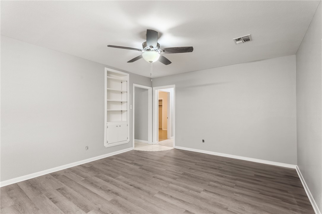 300 Hackberry St Property Photo 4