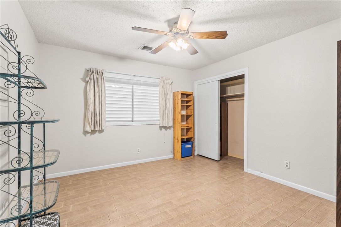 300 Hackberry St Property Photo 12