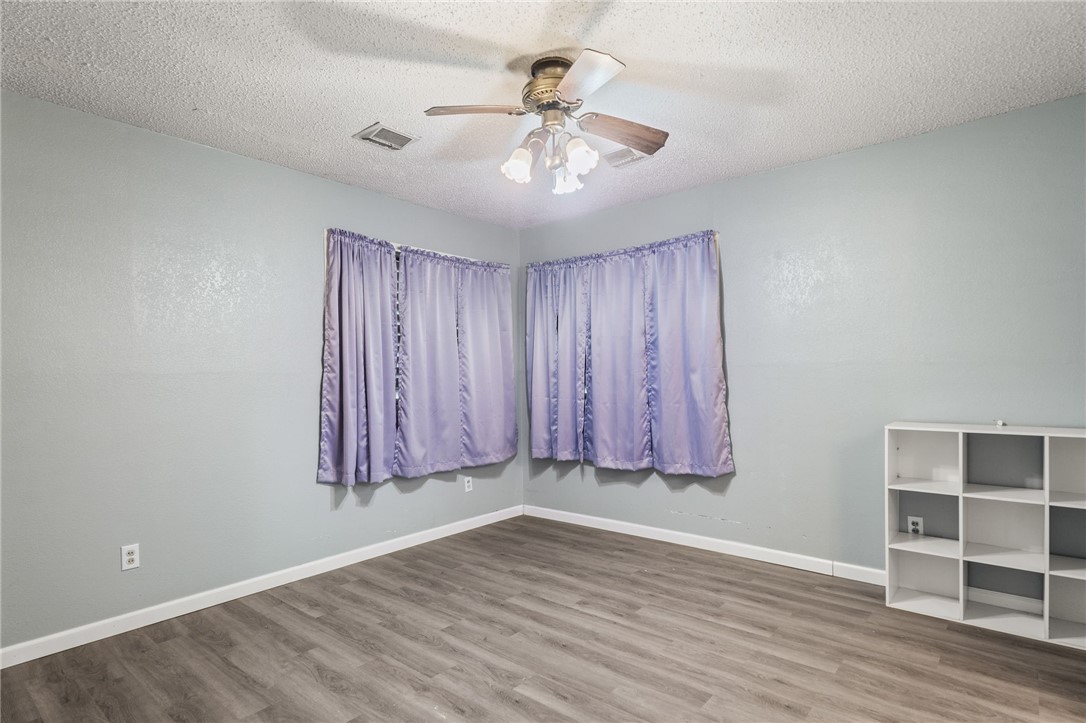 300 Hackberry St Property Photo 14