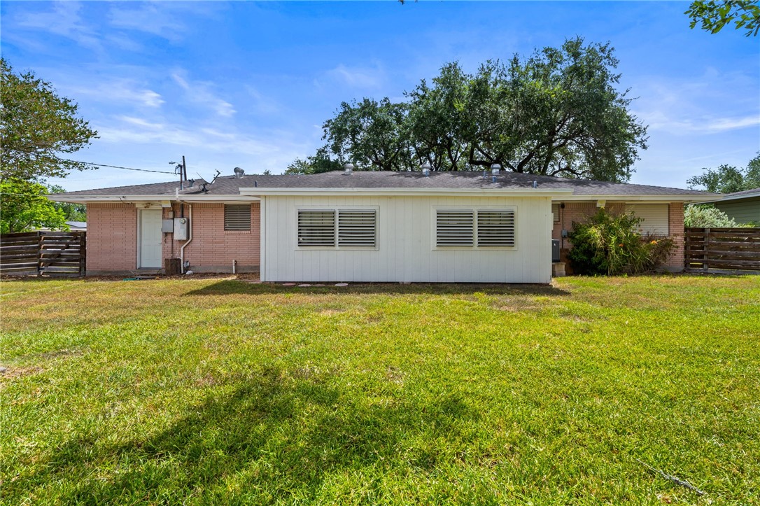 300 Hackberry St Property Photo 18