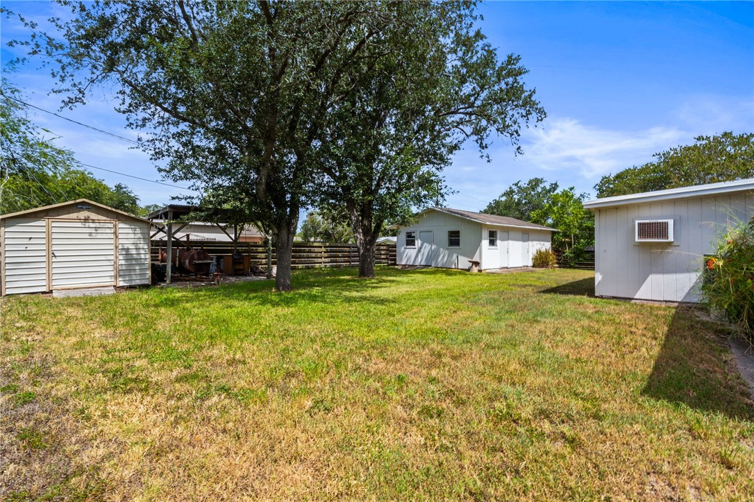 300 Hackberry St Property Photo 19