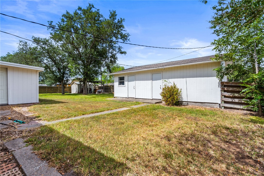 300 Hackberry St Property Photo 20
