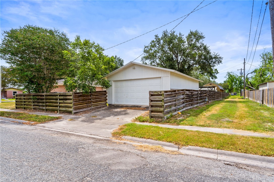 300 Hackberry St Property Photo 23