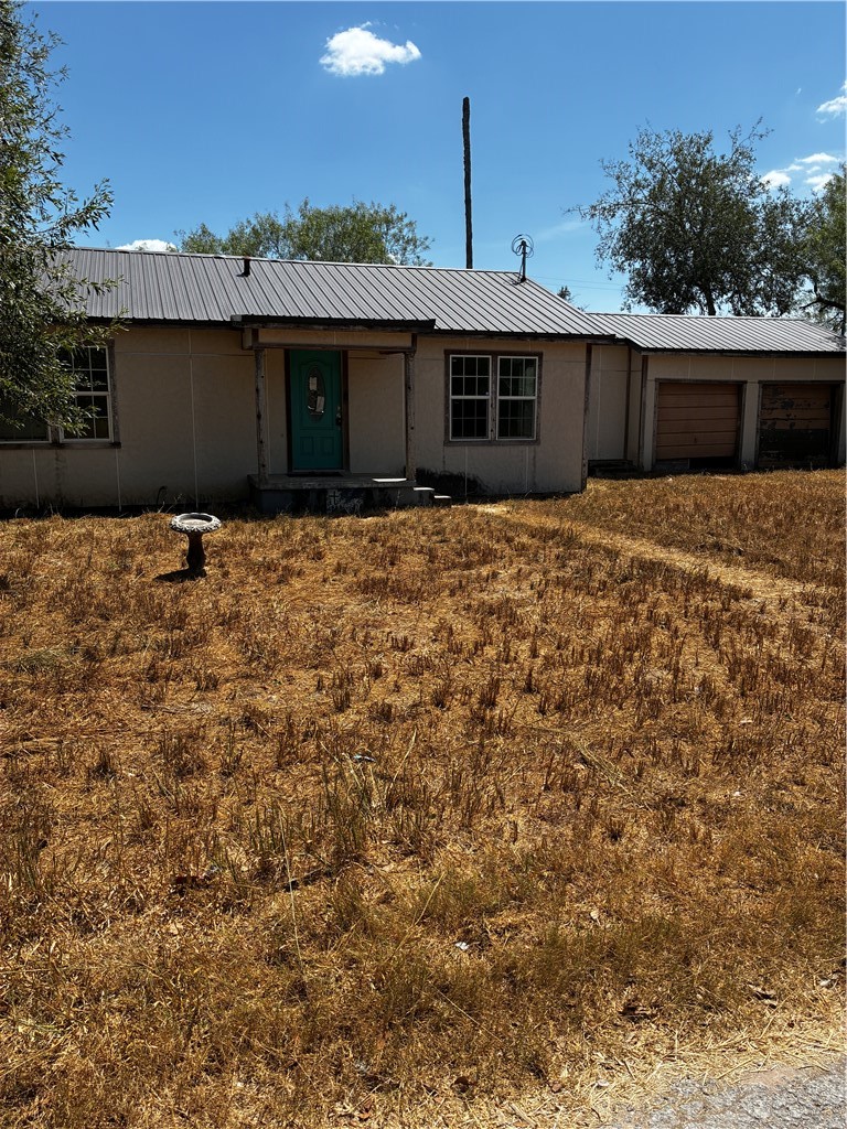 104 E Magnolia Property Photo 1