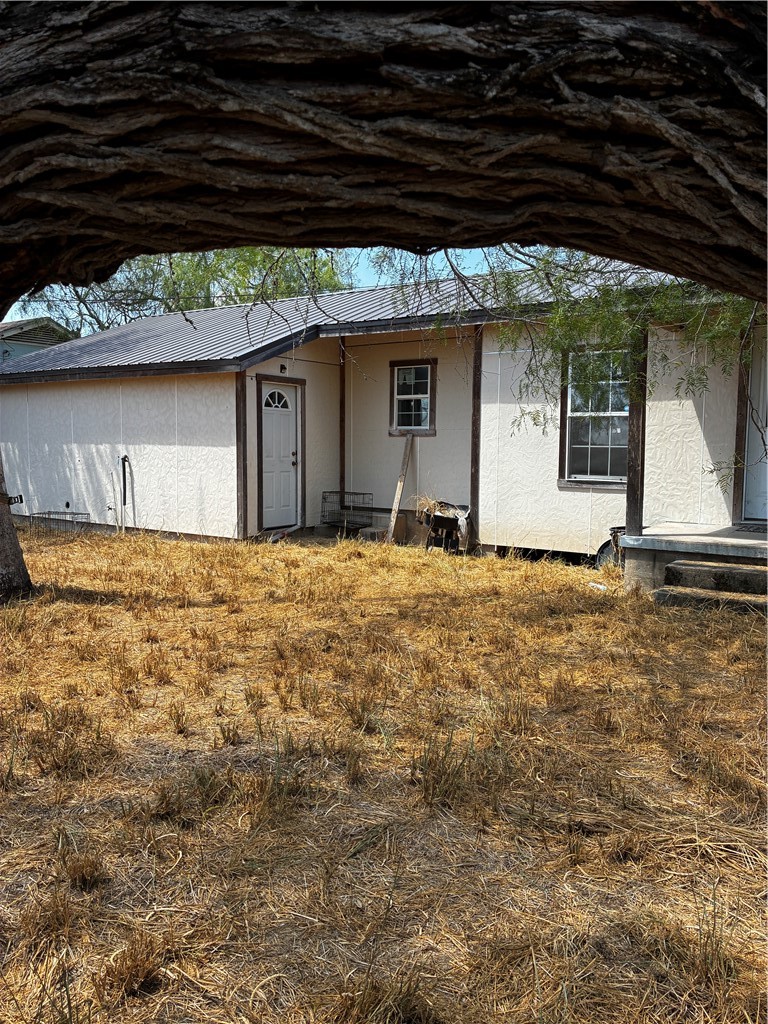 104 E Magnolia Property Photo 5