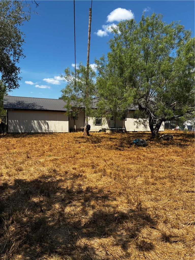 104 E Magnolia Property Photo 6