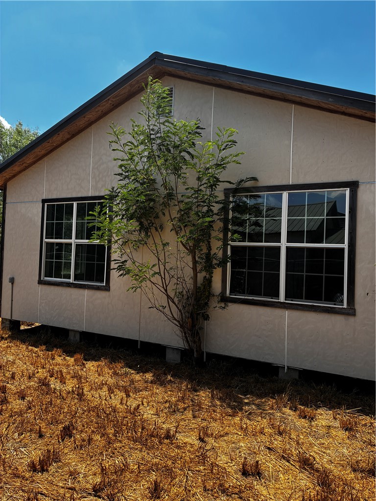104 E Magnolia Property Photo 7