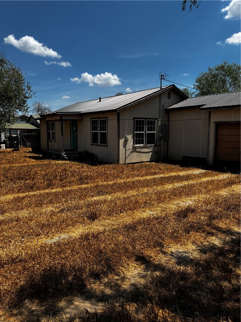 104 E Magnolia Property Photo 8