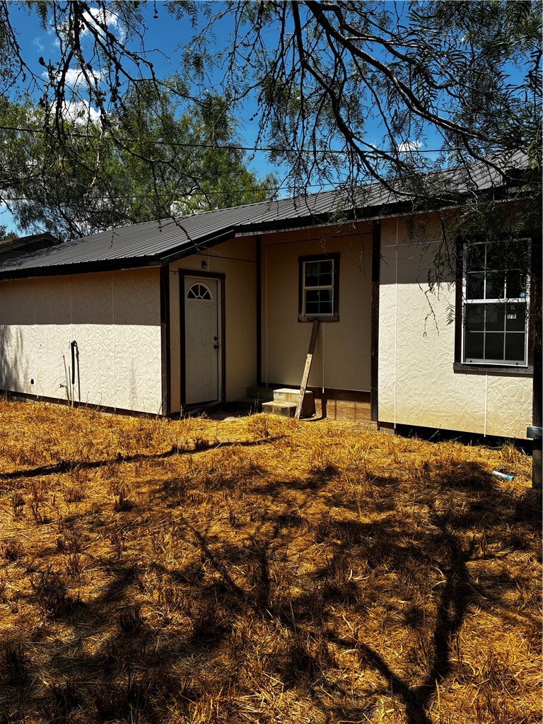 104 E Magnolia Property Photo 11