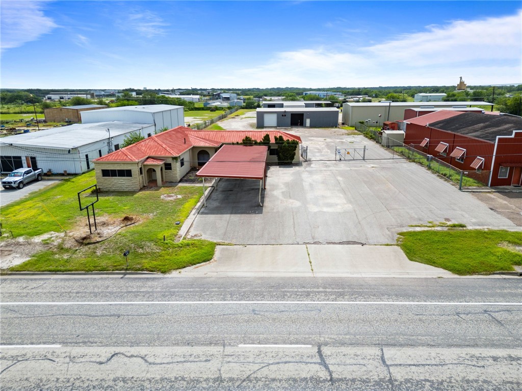 2404 N Us Highway 281 Property Photo 1