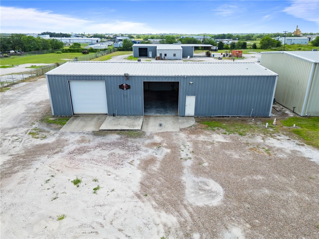 2404 N Us Highway 281 Property Photo 2