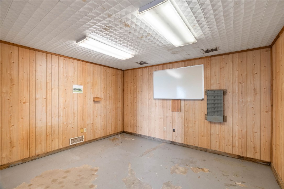 2404 N Us Highway 281 Property Photo 4