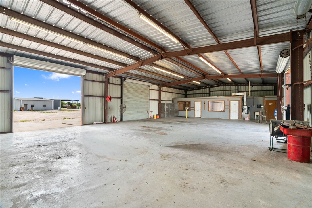 2404 N Us Highway 281 Property Photo 5