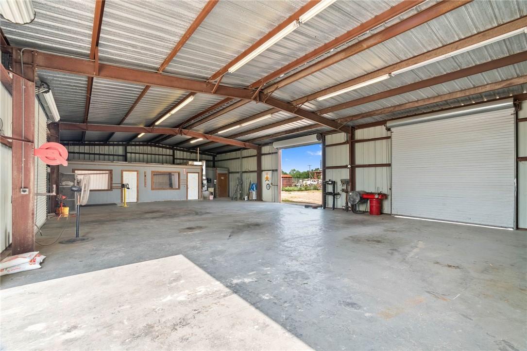 2404 N Us Highway 281 Property Photo 7