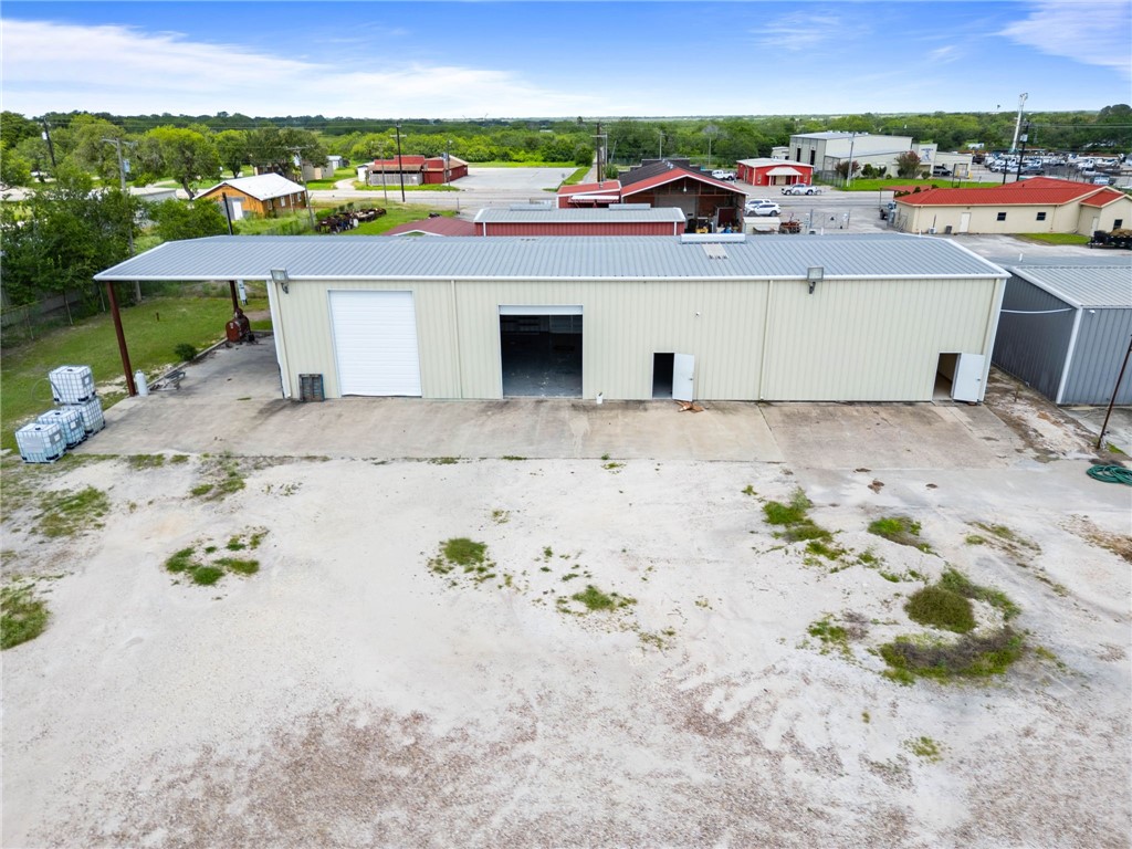 2404 N Us Highway 281 Property Photo 9